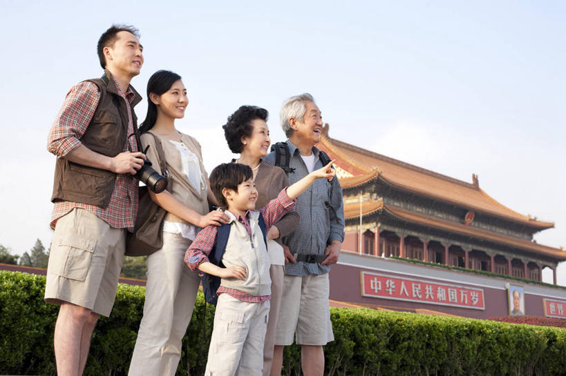 儿童,成年人,中年人,老年人,家庭,丈夫,妻子,父母,母亲,父亲,儿子,祖父母,祖母,祖父,天安门,横图,室外,白天,旅游,度假,快乐,幸福,纯洁,城市,建筑,相机,北京,天安门广场,中国,亚洲,五个人,行人,游客,游人,连接,指,并排,摄像机,首都,拿着,指点,休闲装,历史,娱乐,路人,旅客,小孩,天空,背包,地标建筑,夏天,享受,休闲,温暖,温馨,一家人,放松,可爱,乐趣,童年,童趣,摄像,摄影,生活方式,摄影机,和睦,退休,享乐,指向,中国文化,录像,童真,东亚,烂漫,无邪,万里无云,古代文明,异性恋,过客,天真,老年男性,老年女性,男孩,男人,男性,年轻女性,女人,女性,中年男性,亚洲人,中国人,孩子,年轻人,全家福,孙子,休闲活动,彩图,旅行,欢乐,融洽,传统文化,人老心不老,数码摄像机,挨着