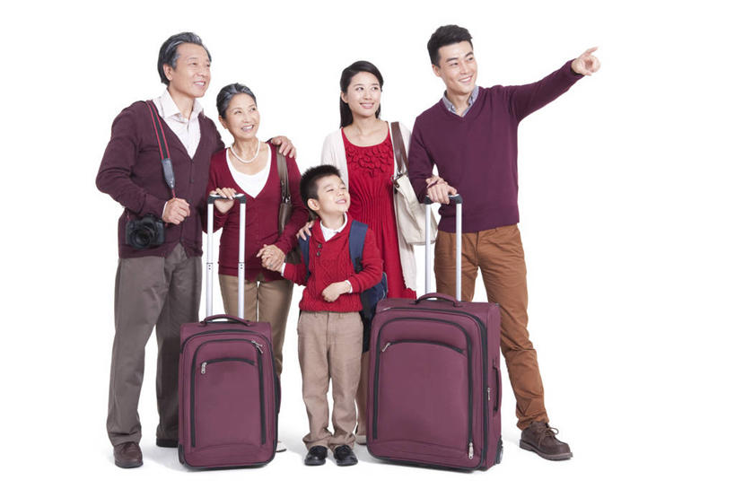 东方人,儿童,成年人,中年人,老年人,家庭,父母,母亲,父亲,儿子,祖父母,祖母,祖父,站,笑,微笑,露齿笑,横图,留白,白色背景,正面,毛衣,旅游,度假,快乐,满意,兴奋,幸福,纯洁,相机,北京,中国,春节,亚洲,五个人,乘客,行人,游客,游人,指,并排,包,挎包,指点,休闲装,路人,旅客,刺激,小孩,背包,数码相机,行李,休闲,温暖,温馨,一家人,可爱,童年,童趣,搭,摄影,影棚,生活方式,单反相机,和睦,指向,搭着,关爱,摄影棚,亲情,童真,东亚,烂漫,无邪,过客,天真,老年男性,老年女性,男孩,男人,男性,年轻女性,女性,中年男性,亚洲人,中国人,孩子,年轻人,全家福,孙子,手牵手,彩图,影棚拍摄,旅行,欢乐,拍摄,融洽,人老心不老,挨着