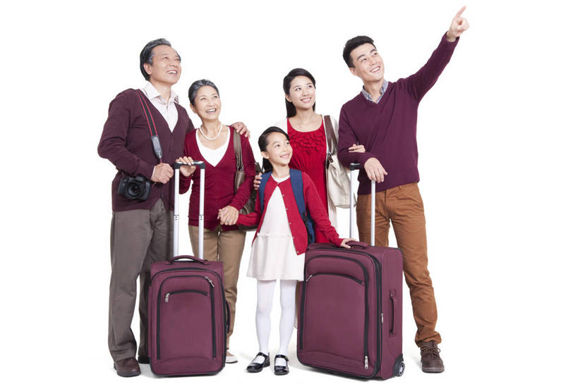 东方人,儿童,成年人,中年人,老年人,家庭,父母,母亲,父亲,女儿,祖父母,祖母,祖父,站,笑,微笑,露齿笑,横图,留白,白色背景,正面,毛衣,旅游,度假,快乐,满意,兴奋,幸福,纯洁,相机,北京,中国,春节,亚洲,五个人,乘客,行人,游客,游人,指,并排,包,挎包,指点,休闲装,路人,旅客,刺激,小孩,背包,数码相机,行李,休闲,温暖,温馨,一家人,可爱,童年,童趣,搭,摄影,影棚,生活方式,单反相机,和睦,指向,搭着,关爱,摄影棚,亲情,童真,东亚,烂漫,无邪,过客,天真,老年男性,老年女性,男人,男性,年轻女性,女孩,女性,中年男性,亚洲人,中国人,孩子,年轻人,全家福,孙女,手牵手,彩图,影棚拍摄,旅行,欢乐,拍摄,融洽,人老心不老,挨着