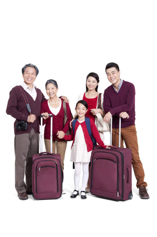 东方人,儿童,成年人,中年人,老年人,家庭,父母,母亲,父亲,女儿,祖父母,祖母,祖父,站,笑,微笑,露齿笑,竖图,留白,白色背景,正面,毛衣,旅游,度假,快乐,满意,兴奋,幸福,纯洁,相机,北京,中国,春节,亚洲,五个人,乘客,行人,游客,游人,并排,包,挎包,休闲装,路人,旅客,刺激,小孩,背包,数码相机,行李,休闲,温暖,温馨,一家人,可爱,童年,童趣,搭,摄影,影棚,生活方式,单反相机,和睦,搭着,关爱,摄影棚,亲情,肖像,童真,东亚,烂漫,无邪,过客,天真,老年男性,老年女性,男人,男性,年轻女性,女孩,女性,中年男性,亚洲人,中国人,孩子,年轻人,全家福,孙女,手牵手,彩图,影棚拍摄,旅行,欢乐,拍摄,融洽,人老心不老,挨着