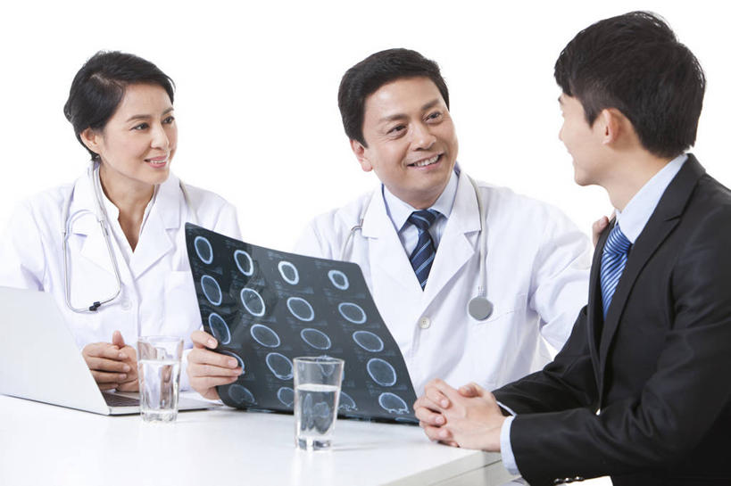 东方人,成年人,中年人,老年人,三个人,医生,病人,医院,微笑,横图,x光片,留白,白色背景,正面,工作服,制服,快乐,幸福,桌子,北京,中国,亚洲,正装,检查,工作,分析,辐射,科学,医学,听诊器,医护人员,医疗人员,职业,面对面,搭,服务,摄影,影棚,医疗,科学技术,x射线,搭着,关爱,摄影棚,x光,拜访,东亚,实验服,工作制服,技能,信任,老年男性,老年女性,男人,男性,年轻男性,女人,女性,亚洲人,中国人,年轻人,大夫,说话,半身,彩图,影棚拍摄,工作套服,拍摄,电磁波,电磁辐射,门诊部,好消息