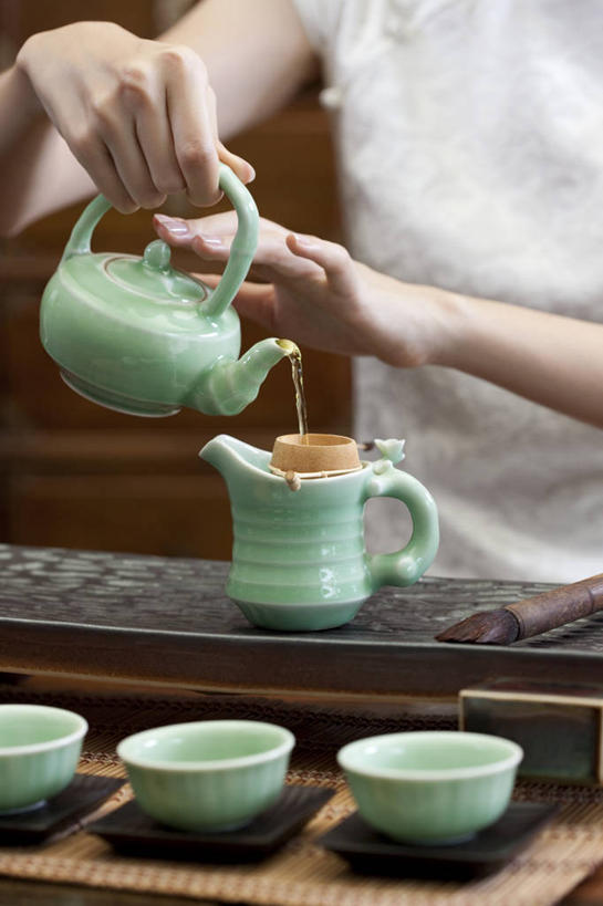 东方人,成年人,手,一个人,竖图,室内,特写,下午茶,茶,桌子,北京,中国,亚洲,仅一个年轻女性,仅一个女性,仅一个人,倒,准备,旗袍,材料,瓷器,壶,茶道,食品,陶瓷制品,饮品,古典,杯,茶盘,拿着,传统,饮食,食物,饮料,茶壶,容器,茶馆,花茶,职业,服务,摄影,有机食品,中国茶,高雅,可口,清新,中国文化,古典风格,东亚,热饮,滤茶器,适口,年轻女性,女人,女性,亚洲人,中国人,年轻人,茶杯,彩图,传统服装,传统文化,青瓷