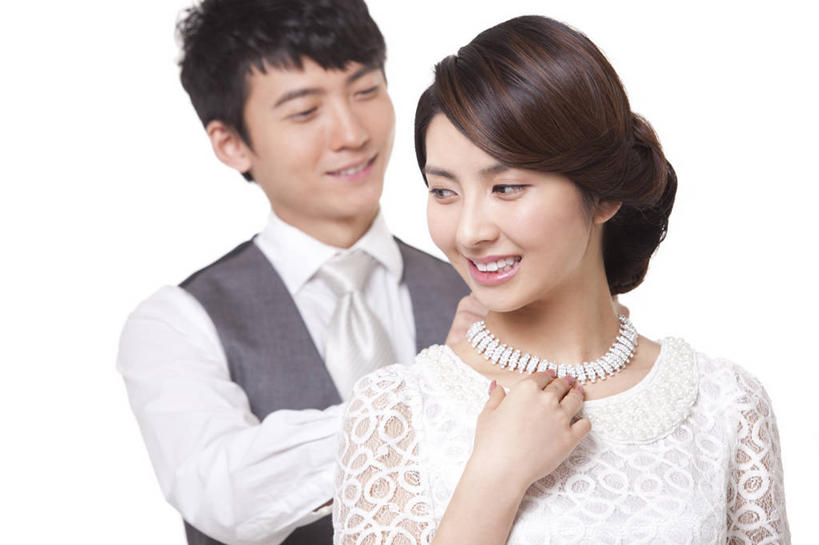 东方人,成年人,两个人,夫妻,丈夫,妻子,笑,微笑,露齿笑,横图,留白,白色背景,正面,爱情,快乐,幸福,骄傲,成功,礼物,项链,珠宝,北京,中国,亚洲,正装,庆祝,并排,浪漫,钻石,亲昵,试穿,恩爱,财富,恋人,摄影,影棚,生活方式,马甲,协助,协调,扣,高雅,优美,享乐,贵族,成就,关爱,摄影棚,华贵,肖像,婚姻,东亚,异性恋,男人,男性,年轻男性,年轻女性,女人,女性,亚洲人,中国人,年轻人,夫妇,情侣,半身,彩图,影棚拍摄,爱,欢乐,拍摄,伴侣,上层阶级,挨着