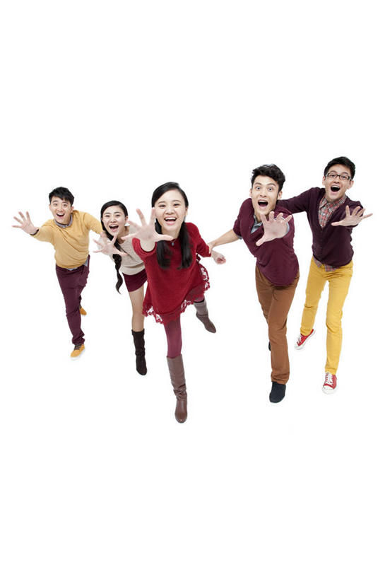 东方人,成年人,跑,笑,微笑,露齿笑,竖图,留白,白色背景,正面,毛衣,时尚,快乐,兴奋,友谊,幸福,北京,中国,春节,亚洲,五个人,并排,休闲装,刺激,手势,张嘴,活力,伸手,摄影,影棚,幽默,协调,接,愉悦,摄影棚,张大嘴巴,东亚,男人,男性,年轻男性,年轻女性,女人,女性,亚洲人,中国人,年轻人,张开嘴,张开手臂,彩图,影棚拍摄,欢乐,拍摄,打手势,挨着,广角拍摄