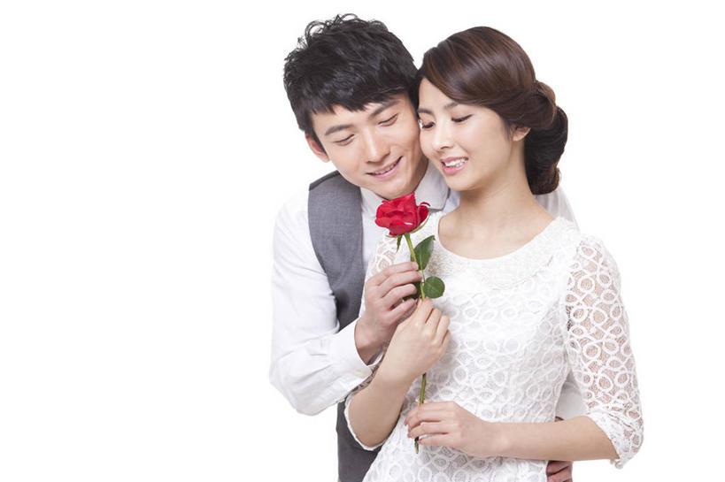 东方人,成年人,两个人,夫妻,丈夫,妻子,笑,微笑,露齿笑,横图,留白,白色背景,正面,侧面,爱情,快乐,幸福,骄傲,成功,礼物,北京,中国,亚洲,正装,浪漫,拿着,闻,花,靠,靠着,亲昵,恩爱,约会,财富,恋人,摄影,影棚,生活方式,马甲,协调,高雅,优美,享乐,贵族,成就,关爱,摄影棚,华贵,肖像,婚姻,东亚,异性恋,无忧无虑,男人,男性,年轻男性,年轻女性,女人,女性,亚洲人,中国人,年轻人,夫妇,情侣,半身,彩图,影棚拍摄,爱,欢乐,拍摄,给予,伴侣,订婚,上层阶级,挨着