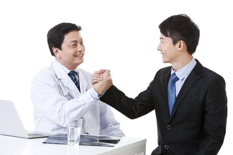 东方人,成年人,中年人,老年人,两个人,商务人士,医生,病人,商务男性,医院,微笑,横图,x光片,留白,白色背景,侧面,工作服,衬衫,制服,快乐,幸福,信心,笔记本电脑,桌子,北京,中国,亚洲,套装,正装,欢呼,辐射,科学,医学,领带,刺激,职业,面对面,服务,摄影,影棚,医疗,科学技术,x射线,关爱,摄影棚,商务装,x光,拜访,工薪阶层,东亚,实验服,工作制服,技能,信任,老年男性,男人,男性,年轻男性,亚洲人,中国人,年轻人,白领,上班族,手牵手,半身,彩图,影棚拍摄,衬衣,工作套服,拍摄,电磁波,电磁辐射,门诊部,好消息