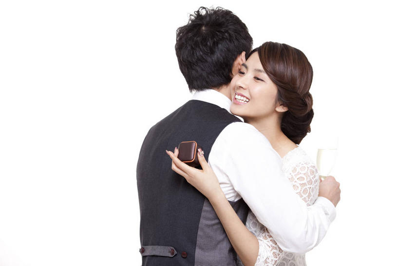 东方人,成年人,两个人,夫妻,丈夫,妻子,笑,微笑,露齿笑,横图,留白,白色背景,侧面,爱情,快乐,幸福,骄傲,成功,礼物,珠宝,北京,中国,亚洲,正装,庆祝,浪漫,拿着,结婚戒指,戒指,亲昵,恩爱,约会,财富,恋人,摄影,影棚,生活方式,马甲,协调,高雅,优美,享乐,贵族,成就,关爱,摄影棚,华贵,肖像,婚姻,东亚,异性恋,无忧无虑,男人,男性,年轻男性,年轻女性,女人,女性,亚洲人,中国人,年轻人,夫妇,情侣,拥抱,半身,彩图,影棚拍摄,爱,欢乐,拍摄,给予,伴侣,订婚,上层阶级,挨着