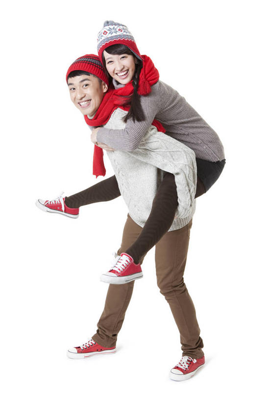 东方人,成年人,背,两个人,笑,微笑,露齿笑,竖图,留白,白色背景,侧面,毛衣,快乐,满意,兴奋,幸福,帽子,北京,中国,春节,亚洲,节日,浪漫,休闲装,刺激,围巾,背着,活力,约会,摄影,影棚,协调,享乐,愉悦,摄影棚,东亚,编织帽,真爱,背负,异性恋,男人,男性,年轻男性,年轻女性,女人,女性,亚洲人,中国人,年轻人,彩图,影棚拍摄,爱,欢乐,拍摄,伴侣,挨着,传统节日