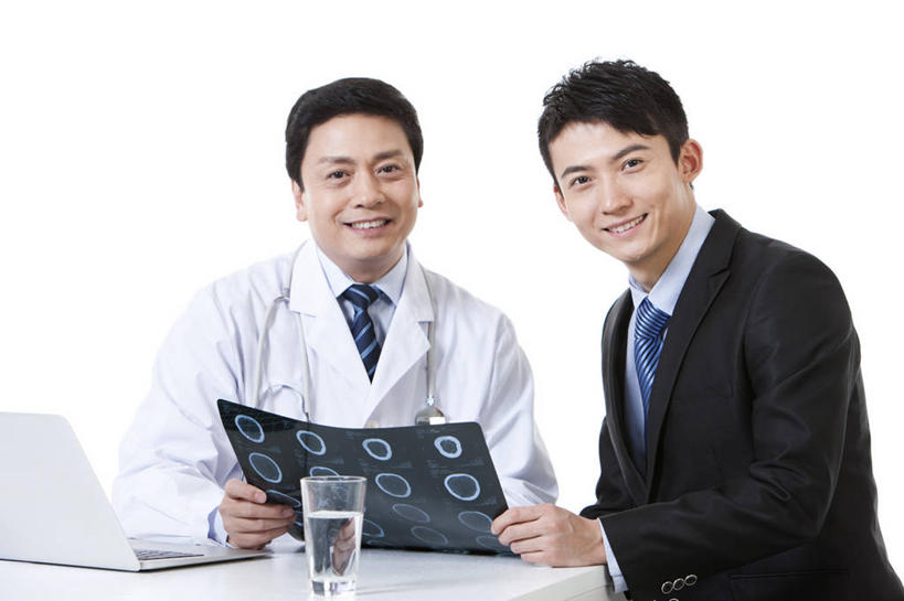 东方人,成年人,中年人,老年人,两个人,商务人士,医生,病人,商务男性,医院,笑,微笑,露齿笑,横图,x光片,留白,白色背景,侧面,工作服,衬衫,制服,快乐,幸福,笔记本电脑,桌子,北京,中国,亚洲,套装,正装,检查,工作,分析,辐射,科学,医学,领带,拿着,职业,服务,摄影,影棚,医疗,科学技术,x射线,关爱,摄影棚,商务装,x光,拜访,工薪阶层,东亚,实验服,工作制服,技能,老年男性,男人,男性,年轻男性,亚洲人,中国人,年轻人,白领,上班族,半身,彩图,影棚拍摄,衬衣,工作套服,欢乐,拍摄,电磁波,电磁辐射,门诊部,好消息