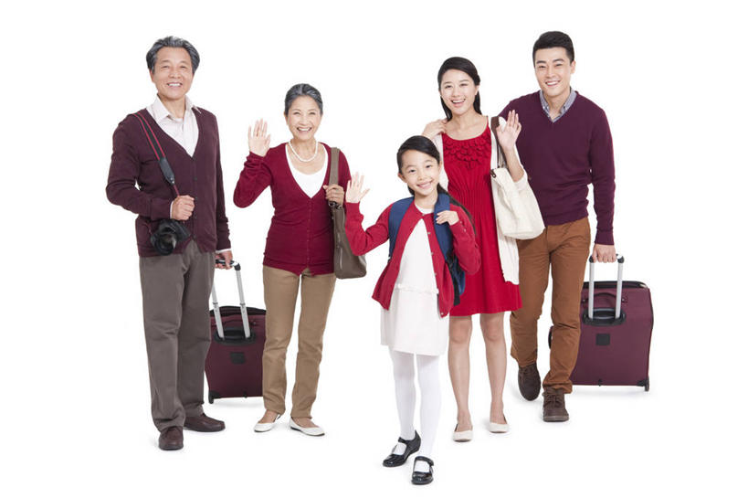 东方人,儿童,成年人,中年人,老年人,家庭,父母,母亲,父亲,女儿,祖父母,祖母,祖父,笑,微笑,露齿笑,横图,留白,白色背景,正面,毛衣,旅游,度假,快乐,满意,兴奋,幸福,纯洁,相机,北京,中国,春节,亚洲,五个人,乘客,行人,游客,游人,并排,包,挎包,挥手,休闲装,路人,旅客,刺激,小孩,背包,数码相机,行李,休闲,温暖,温馨,一家人,可爱,童年,童趣,摄影,影棚,生活方式,单反相机,和睦,关爱,摄影棚,亲情,问候,童真,东亚,烂漫,无邪,过客,天真,老年男性,老年女性,男人,男性,年轻女性,女孩,女性,中年男性,亚洲人,中国人,孩子,年轻人,全家福,孙女,彩图,影棚拍摄,旅行,欢乐,拍摄,融洽,人老心不老,挨着