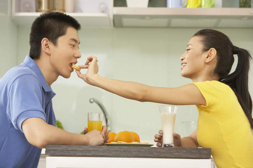 果汁,牛奶,两个人,家庭,丈夫,妻子,坐,微笑,横图,室内,侧面,仰视,幸福,北京,中国,亚洲,咬,一对,T恤,杯,书桌,温暖,温馨,一家人,摄影,和睦,享乐,异性恋,年轻男性,年轻女性,中国人,年轻人,桔子,半身,彩图,低角度拍摄,爱,融洽