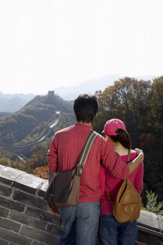两个人,竖图,俯视,留白,毛衣,旅游,度假,探险,幸福,北京,长城,中国,亚洲,行人,游客,游人,牛仔裤,休闲装,方向,娱乐,路人,旅客,背面,风景,自然,享受,休闲,假日,鸭舌帽,放松,乐趣,约会,摄影,希望,环境,专心,享乐,中国文化,枣椰子,背包客,异性恋,过客,年轻男性,年轻女性,中国人,年轻人,秋天,休闲活动,彩图,高角度拍摄,爱