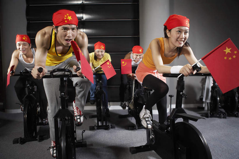 东方人,成年人,健壮,健身房,笑,微笑,露齿笑,横图,室内,白天,正面,运动服,锻炼,快乐,满意,幸福,成功,运动,合作,团队,信心,竞争,自行车,旗帜,北京,亚洲,五个人,服装,欢呼,背心,瓷器,头巾,头饰,训练,拿着,设备,物品,骑,衣服,发饰,靠,靠着,休闲,健康,健身器械,活力,力量,平衡,摄影,服饰,生长,活动,动作,专心,敏捷,衣着,穿着,决心,努力,挑战,中国国旗,东亚,发展,健身车,爱国主义,衣饰,技能,进展,体育,团结,男人,男性,年轻男性,年轻女性,女人,女性,亚洲人,中国人,年轻人,休闲活动,彩图,健身,欢乐,健身俱乐部