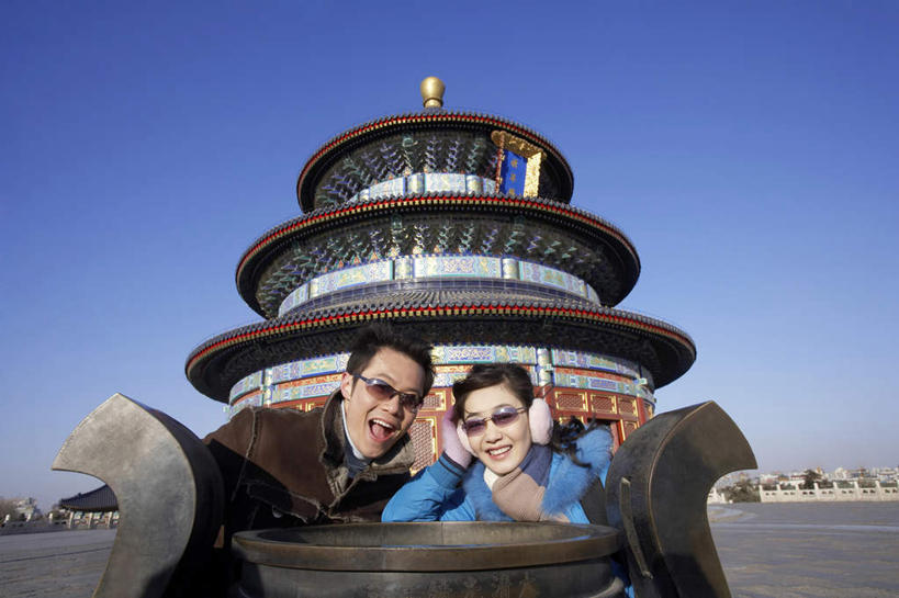 东方人,成年人,中年人,两个人,家庭,丈夫,妻子,公园,天坛,蹲,笑,微笑,露齿笑,横图,室外,白天,留白,正面,旅游,度假,快乐,幸福,北京,亚洲,行人,游客,游人,连接,瓷器,休闲装,外套,路人,旅客,手套,太阳镜,地标建筑,休闲,健康,放松,摄影,生活方式,耳罩,享乐,早晨,关爱,梦想,想象,东亚,快活,欢愉,康乐,异性恋,过客,中午,中年男性,中年女性,亚洲人,中国人,休闲活动,半身,彩图,旅行,爱,高兴,伴侣,白日梦