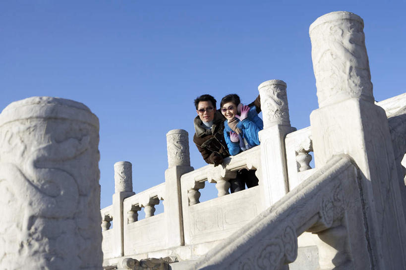 东方人,成年人,中年人,两个人,家庭,丈夫,妻子,公园,天坛,站,微笑,横图,室外,白天,仰视,旅游,度假,快乐,幸福,北京,亚洲,行人,游客,游人,连接,瓷器,墙,挥手,休闲装,外套,路人,旅客,刺激,手套,太阳镜,地标建筑,靠,靠着,休闲,健康,放松,搭,摄影,生活方式,耳罩,享乐,早晨,搭着,关爱,梦想,想象,东亚,快活,欢愉,康乐,异性恋,过客,中午,中年男性,中年女性,亚洲人,中国人,休闲活动,半身,彩图,低角度拍摄,旅行,爱,高兴,伴侣,白日梦