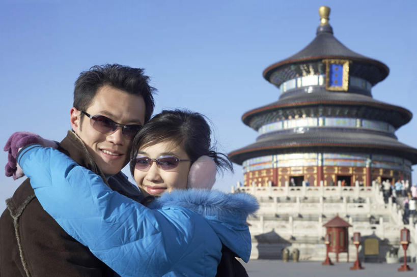 东方人,成年人,中年人,两个人,家庭,丈夫,妻子,公园,天坛,站,笑,微笑,露齿笑,横图,室外,白天,留白,侧面,旅游,度假,快乐,幸福,北京,亚洲,行人,游客,游人,连接,瓷器,休闲装,外套,路人,旅客,手套,太阳镜,地标建筑,休闲,健康,放松,搭,摄影,生活方式,耳罩,享乐,早晨,搭着,关爱,肖像,梦想,想象,东亚,快活,欢愉,康乐,异性恋,过客,中午,中年男性,中年女性,亚洲人,中国人,休闲活动,拥抱,半身,彩图,旅行,爱,高兴,伴侣,挨着,白日梦