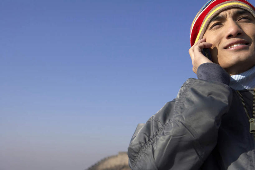 东方人,成年人,脸,头,脸颊,一个人,打电话,微笑,横图,室外,白天,留白,正面,仰视,度假,快乐,通讯,幸福,纯洁,技术,帽子,手机,北京,亚洲,瓷器,联系,听,历史,外套,肩膀,手套,休闲,可爱,童年,童趣,摄影,早晨,肖像,户外活动,童真,东亚,烂漫,无邪,万里无云,无线电技术,茄克,快活,欢愉,康乐,天真,中午,男人,男性,年轻男性,年轻女性,女人,女性,亚洲人,中国人,年轻人,头部,脸部,脸蛋,面部,电话机,休闲活动,说话,彩图,低角度拍摄,高兴