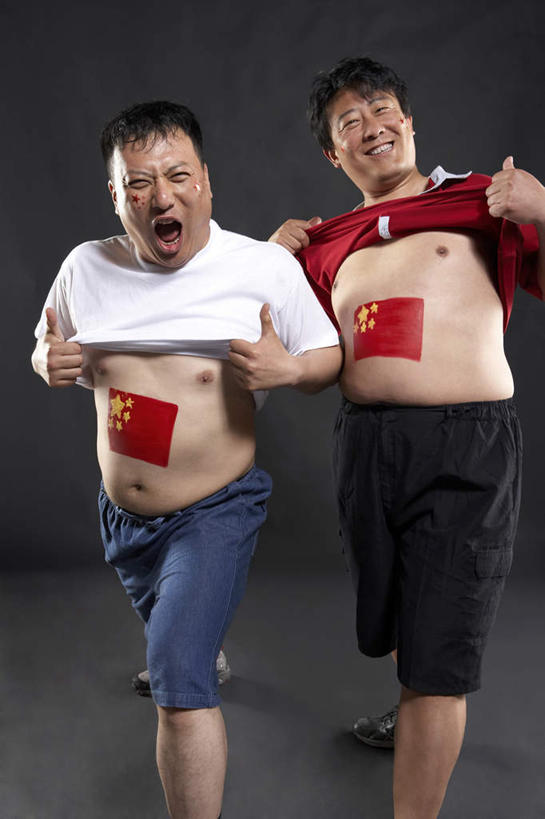 东方人,成年人,中年人,老年人,胃,头发,两个人,站,拉,笑,微笑,露齿笑,竖图,室内,正面,运动鞋,快乐,满意,通讯,兴奋,友谊,热情,骄傲,分享,成功,运动,橄榄球,国旗,亚洲,黑色背景,欢呼,瓷器,束发带,T恤,大喊,拿着,休闲装,袜子,刺激,黑色,社区,看,张嘴,休闲,凝视,生活方式,惊奇,幽默,支撑,涂料,专心,酷,享乐,愉悦,成就,近景,出示,身份,荣誉,张大嘴巴,中国国旗,东亚,忠诚,爱国主义,北京市,快活,欢愉,康乐,神迹,贡献,能力,团结,信任,老年男性,男人,男性,中年男性,亚洲人,中国人,张开嘴,触摸,彩图,影棚拍摄,高兴,精力,蠢人,空头支票,苦尽甘来,性格
