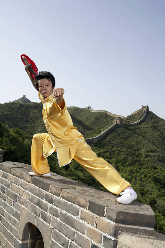 东方人,老年人,一个人,运动员,站,蹲,举,竖图,室外,白天,留白,正面,锻炼,快乐,自由,骄傲,成功,比赛,运动,信心,竞争,武术,美景,山,山脉,长城,日光,亚洲,表演,伸展,冲突,体操,瓷器,景观,围墙,训练,拿着,历史,娱乐,传统,城墙,黄色,自然,地标建筑,夏天,看,托,职业,休闲,武器,景色,活力,力量,平衡,凝视,伸手,生长,生活方式,支撑,动作,专心,酷,剑,练习,敏捷,体育运动,清新,中国文化,自然风光,决心,努力,出示,田径运动,弹性,东亚,坚持,万里无云,北京市,稳定,技能,能力,体育,男人,男性,年轻男性,亚洲人,中国人,年轻人,拳头,体育运动员,运动选手,举起,举手,举着,向上举,向上伸,向上托,张开手臂,彩图,传统服装,健身,奥运会,传统文化,精力,韧性,苦尽甘来