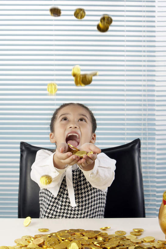 儿童,脸,头,脸颊,肩,一个人,女儿,办公室,坐,笑,微笑,竖图,留白,正面,仰视,裙子,纯洁,智慧,运气,分享,成功,合作,信心,技术,窗户,北京,中国,亚洲,仅一个女性,仅一个人,表演,写,准备,欢呼,现代,书桌,布置,刺激,肩膀,小孩,白色,容器,看,仅一个小孩,储蓄罐,器皿,放松,活力,可爱,乐趣,童年,童趣,想,储蓄,存钱,凝视,财富,金融,理财,投资,摄影,生长,经济,创造力,专心,操作,酷,享乐,挑选,资金,存钱罐,成就,运送,交易所,肖像,出示,存款,选择,盲人,流通,贸易,童真,烂漫,无邪,发展,搜寻,贮钱罐,储钱罐,扑满,能力,天真,女孩,女人,女性,中国人,孩子,头部,脸部,脸蛋,面部,设计,触摸,半身,低角度拍摄,顾问,给予,女生,精力,金融投资顾问,摆拍