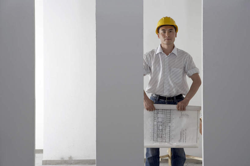 东方人,成年人,中年人,一个人,设计师,工程师,建筑工人,建筑师,办公室,站,横图,室内,正面,衬衫,商务,信心,建筑业,门,天花板,装修,建筑,亚洲,瓷器,围墙,拿着,牛仔裤,休闲装,工人,安全帽,建筑工地,看,职业,翻滚,专心,近景,改变,蓝图,东亚,发展,北京市,技能,男人,男性,年轻男性,亚洲人,中国人,年轻人,员工,彩图,匠人,劳动者,体力工,建筑承包商,改进,苦尽甘来