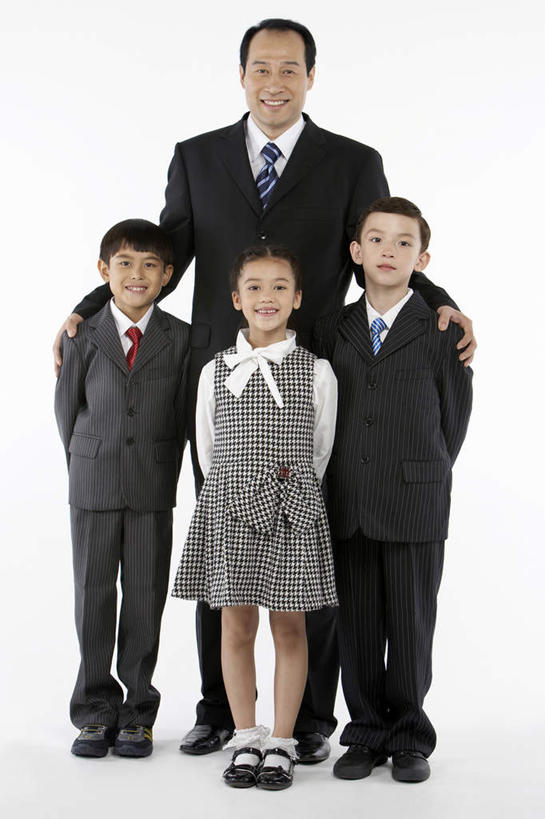 中年人,脸,头,脸颊,三个人,父亲,女儿,儿子,商务人士,商务男性,站,笑,微笑,竖图,留白,正面,仰视,衬衫,裙子,友谊,智慧,运气,分享,成功,合作,团队,信心,技术,北京,中国,亚洲,表演,准备,套装,裤子,并排,领带,听,领巾,现代,布置,刺激,肩膀,白色,看,乐趣,童年,想,凝视,财富,金融,理财,投资,摄影,生长,经济,创造力,操作,酷,享乐,挑选,成就,运送,交易所,肖像,出示,商务装,选择,贸易,工薪阶层,发展,男孩,女孩,中国人,头部,脸部,脸蛋,面部,白领,上班族,设计,触摸,彩图,低角度拍摄,衬衣,顾问,精力,金融投资顾问,摆拍