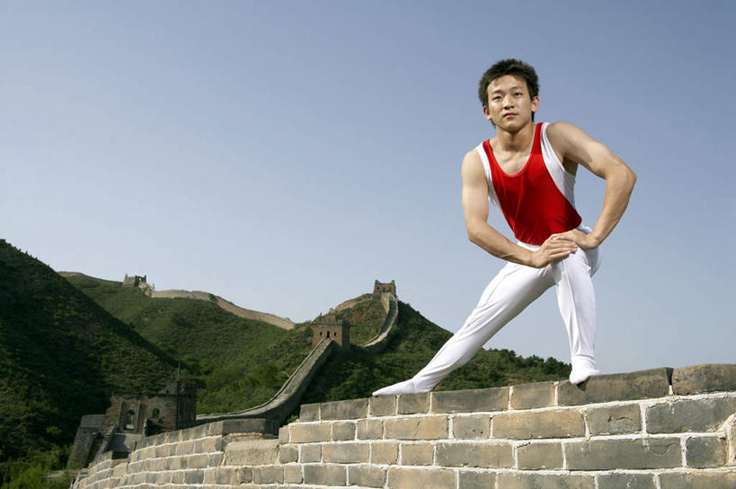 东方人,老年人,健壮,一个人,运动员,站,蹲,推,横图,室外,白天,留白,正面,锻炼,快乐,自由,骄傲,成功,比赛,运动,信心,竞争,美景,山,长城,日光,亚洲,仅一个男性,仅一个人,表演,伸展,准备,体操,瓷器,景观,围墙,训练,历史,娱乐,传统,城墙,仅一个年轻男性,红色,白色,自然,地标建筑,夏天,看,职业,休闲,景色,放松,活力,力量,平衡,伸手,生长,生活方式,支撑,动作,专心,练习,敏捷,体育运动,清新,中国文化,自然风光,努力,出示,田径运动,弹性,东亚,坚持,队服,万里无云,北京市,稳定,技能,能力,体育,男人,男性,年轻男性,亚洲人,中国人,年轻人,体育运动员,运动选手,彩图,健身,奥运会,精力,韧性,苦尽甘来