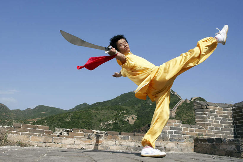 东方人,老年人,一个人,运动员,站,横图,室外,白天,留白,侧面,锻炼,快乐,自由,成功,比赛,运动,信心,竞争,武术,美景,山,山脉,长城,日光,亚洲,表演,伸展,踢,冲突,瓷器,景观,围墙,训练,拿着,历史,娱乐,传统,城墙,黄色,自然,地标建筑,夏天,看,手势,职业,休闲,武器,景色,活力,力量,平衡,凝视,伸手,生长,生活方式,动作,专心,准确,剑,练习,敏捷,体育运动,清新,中国文化,自然风光,出示,田径运动,弹性,东亚,坚持,万里无云,北京市,稳定,技能,能力,体育,男人,男性,年轻男性,亚洲人,中国人,年轻人,体育运动员,运动选手,张开手臂,彩图,传统服装,健身,奥运会,打手势,传统文化,精力,独处,韧性