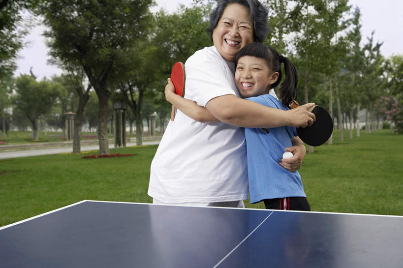 老年人,两个人,家庭,姐妹,祖父,公园,站,笑,微笑,横图,俯视,留白,正面,通讯,自由,幸福,纯洁,成功,合作,团队,竞争,城市,北京,中国,亚洲,准备,T恤,刺激,草,春天,看,放松,童年,摄影,生长,希望,专心,愉悦,运送,中国文化,护理人员,挑战,无忧无虑,能力,乒乓球,老年女性,女孩,女人,女性,中国人,彩图,高角度拍摄,精力