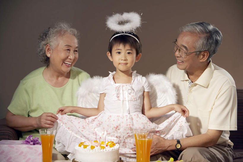 果汁,老年人,头发,三个人,家庭,丈夫,妻子,祖父母,祖母,祖父,站,坐,微笑,横图,俯视,室内,正面,侧面,裙子,幸福,纯洁,沙发,桌子,礼物,玻璃,北京,中国,亚洲,天使,裤子,眼镜,T恤,生日蛋糕,看,放松,可爱,童年,童趣,凝视,摄影,生长,专心,起居室,简单,愉悦,关爱,清新,播放,出示,护理人员,童真,烂漫,无邪,糖衣,异性恋,无忧无虑,天真,老年男性,老年女性,男人,男性,女孩,女人,女性,中国人,孙女,高角度拍摄,爱,欢乐