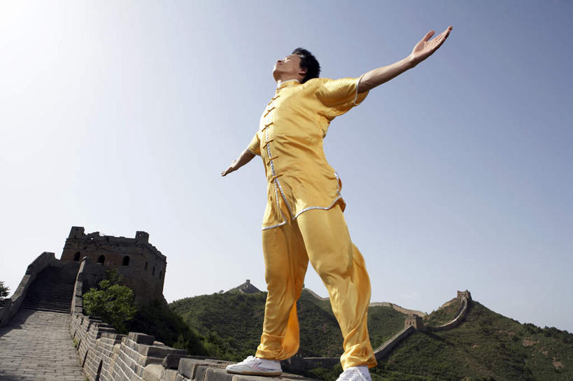 东方人,老年人,一个人,运动员,站,举,横图,室外,白天,留白,侧面,仰视,锻炼,快乐,自由,成功,比赛,运动,信心,竞争,武术,美景,山,山脉,长城,日光,亚洲,伸展,准备,体操,瓷器,景观,围墙,训练,拿着,历史,娱乐,传统,城墙,黄色,自然,地标建筑,夏天,手势,托,职业,休息,休闲,景色,安静,放松,活力,力量,平衡,想,伸手,生长,生活方式,宁静,动作,专心,练习,体育运动,清新,中国文化,自然风光,出示,田径运动,想象,弹性,东亚,坚持,万里无云,北京市,稳定,技能,能力,体育,男人,男性,年轻男性,亚洲人,中国人,年轻人,体育运动员,运动选手,举起,举手,举着,向上举,向上伸,向上托,张开手臂,彩图,低角度拍摄,传统服装,健身,奥运会,打手势,传统文化,精力,独处,韧性,结尾,苦尽甘来