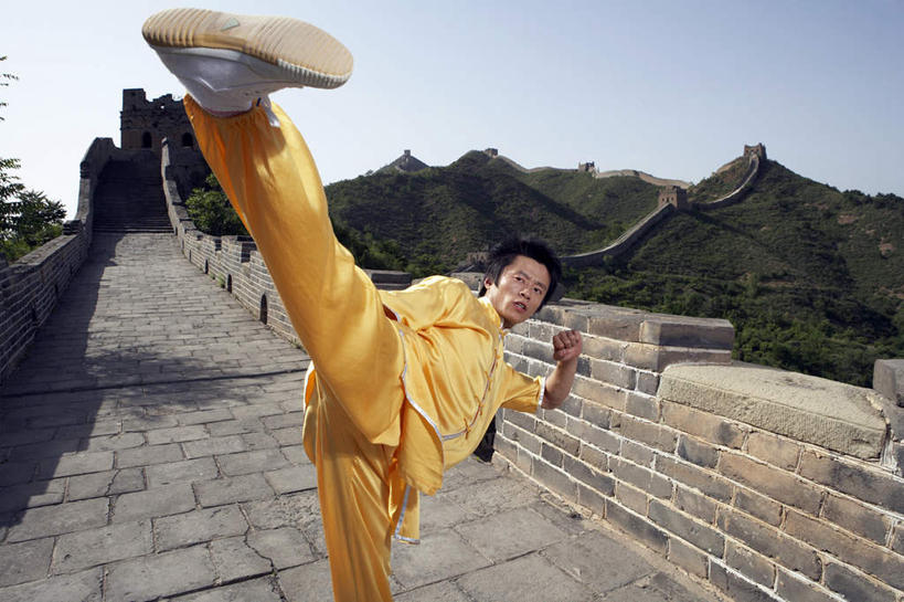 东方人,老年人,一个人,运动员,站,举,横图,俯视,室外,白天,留白,正面,锻炼,快乐,自由,骄傲,成功,比赛,运动,信心,竞争,武术,美景,山,山脉,长城,日光,亚洲,表演,伸展,踢,冲突,体操,瓷器,景观,围墙,训练,历史,娱乐,传统,城墙,黄色,自然,地标建筑,夏天,看,托,职业,休闲,景色,活力,力量,平衡,伸手,生长,生活方式,动作,专心,酷,练习,敏捷,体育运动,清新,近景,中国文化,自然风光,决心,努力,出示,田径运动,弹性,东亚,坚持,万里无云,北京市,稳定,技能,能力,体育,男人,男性,年轻男性,亚洲人,中国人,年轻人,体育运动员,运动选手,举起,举手,举着,向上举,向上伸,向上托,彩图,高角度拍摄,传统服装,健身,奥运会,传统文化,精力,韧性,苦尽甘来