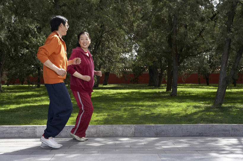 东方人,成年人,老年人,两个人,家庭,夫妻,植物园,笑,微笑,露齿笑,横图,室外,白天,留白,侧面,运动服,爱情,讨论,快乐,满意,友谊,运动,松树,亚洲,瓷器,路边,人行道,小路,混凝土,浪漫,休闲装,草,树,停车,绿色,自然,社区,春天,休闲,温暖,温馨,一家人,面对面,恩爱,放松,活力,恋人,生活方式,家庭妇女,宁静,和睦,退休,享乐,东亚,慢跑,北京市,异性恋,老年男性,老年女性,男人,男性,女人,女性,中年男性,中年女性,亚洲人,中国人,年轻人,夫妇,情侣,休闲活动,彩图,爱,欢乐,伴侣,融洽,人老心不老,忍耐力,挨着