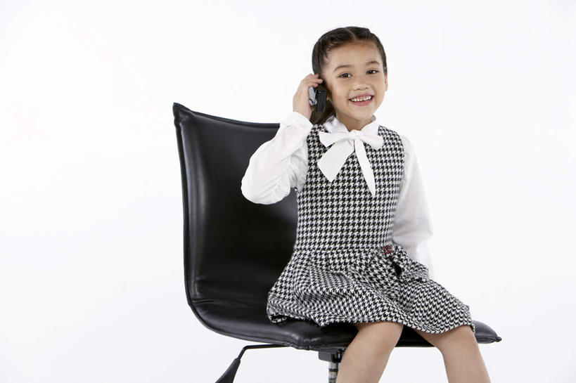 儿童,脸,头,脸颊,一个人,站,坐,微笑,横图,留白,正面,仰视,裙子,通讯,纯洁,智慧,运气,成功,合作,信心,技术,椅子,北京,中国,亚洲,仅一个女性,仅一个人,表演,准备,听,领巾,现代,刺激,肩膀,小孩,白色,看,仅一个小孩,活力,可爱,乐趣,童年,童趣,想,凝视,财富,金融,理财,投资,摄影,生长,经济,专心,酷,享乐,挑选,解释,成就,运送,交易所,肖像,出示,选择,贸易,童真,烂漫,无邪,发展,搜寻,天真,女孩,女人,女性,中国人,孩子,头部,脸部,脸蛋,面部,触摸,半身,彩图,低角度拍摄,顾问,女生,精力,金融投资顾问,摆拍