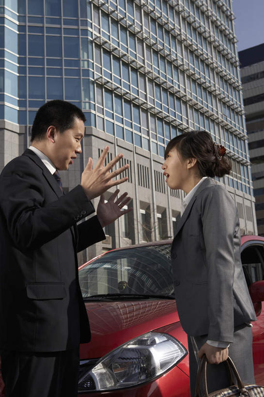 东方人,中年人,两个人,家庭,商务人士,商务男性,商务女性,停车场,站,竖图,室外,白天,侧面,衬衫,商务,讨论,通讯,合作,团队,街道,摩天大楼,汽车,日光,亚洲,捆扎,准备,套装,生气,瓷器,轿车,手势,温暖,温馨,一家人,面对面,办公大楼,运输,和睦,早晨,都市风光,近景,商务装,问题,合伙,工薪阶层,东亚,万里无云,北京市,解决,窘迫,男人,男性,年轻男性,年轻女性,女人,女性,亚洲人,中国人,年轻人,白领,上班族,彩图,衬衣,融洽,打手势