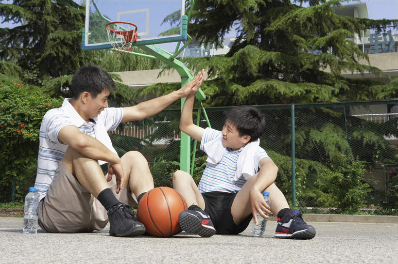 儿童,少年,成年人,中年人,肌肉,健壮,两个人,家庭,父母,父亲,女儿,儿子,运动员,坐,鼓掌,微笑,横图,室外,白天,留白,侧面,运动鞋,锻炼,夜生活,游戏,快乐,满意,纯洁,智慧,成功,比赛,运动,合作,团队,信心,竞争,建筑业,日光,亚洲,击掌,连接,条纹,突出,庆祝,圆形,瓷器,篮球框,陆地,篮球场,训练,篮球运动员,T恤,拿着,注视,娱乐,称赞,表扬,袜子,刺激,树,小孩,瓶子,毛巾,社区,纯净水,春天,观察,看,手势,教练,休息,休闲,健康,疲倦,球体,温暖,温馨,父子,一家人,面对面,放松,活力,可爱,力量,竖,童年,童趣,生长,生活方式,观看,青春,翘,高,支撑,和睦,察看,疲劳,享乐,夸奖,疲惫,强壮,体育运动,优秀,愉悦,成就,都市风光,关爱,关注,亲情,体育器械,困乏,荣誉,田径运动,反差,篮球运动,童真,东亚,烂漫,无邪,万里无云,好,妙,顺利,出色,超群,杰出,卓越,奇妙,北京市,疲乏,委顿,疲困,疲顿,疲钝,倦怠,怠倦,汗液,能力,聪明,体育,天真,信任,男孩,中年男性,中国人,孩子,年轻人,大拇指,全家福,休闲活动,体育运动员,运动选手,彩图,健身,欢乐,教练员,教练者,融洽,打手势,亲子装,挨着