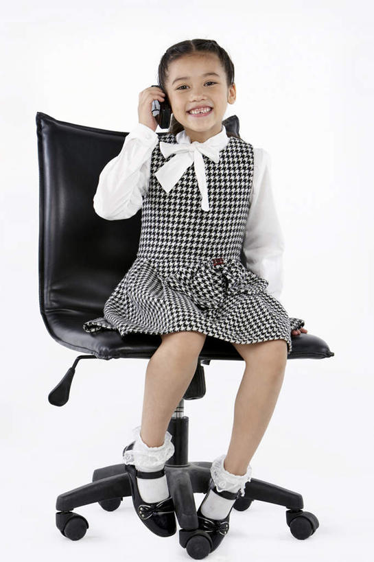 儿童,脸,头,脸颊,一个人,女儿,站,坐,微笑,竖图,留白,正面,仰视,裙子,通讯,纯洁,智慧,运气,成功,合作,信心,技术,椅子,北京,中国,亚洲,仅一个女性,仅一个人,表演,听,领巾,现代,刺激,肩膀,小孩,白色,仅一个小孩,放松,可爱,乐趣,童年,童趣,想,财富,金融,理财,投资,摄影,生长,经济,创造力,专心,酷,享乐,挑选,解释,成就,运送,交易所,肖像,选择,贸易,童真,烂漫,无邪,发展,搜寻,天真,女孩,女人,女性,中国人,孩子,头部,脸部,脸蛋,面部,设计,触摸,半身,彩图,低角度拍摄,顾问,女生,精力,金融投资顾问,摆拍