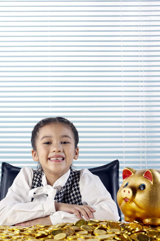 儿童,脸,头,脸颊,肩,一个人,女儿,办公室,坐,笑,微笑,竖图,留白,正面,仰视,裙子,纯洁,智慧,运气,分享,成功,合作,信心,技术,窗户,北京,中国,亚洲,仅一个女性,仅一个人,表演,写,准备,欢呼,现代,书桌,布置,刺激,肩膀,小孩,白色,容器,看,仅一个小孩,储蓄罐,器皿,放松,活力,可爱,乐趣,童年,童趣,想,储蓄,存钱,凝视,财富,金融,理财,投资,摄影,生长,经济,创造力,专心,操作,酷,享乐,挑选,资金,存钱罐,成就,运送,交易所,肖像,出示,存款,选择,盲人,流通,贸易,童真,烂漫,无邪,发展,搜寻,贮钱罐,储钱罐,扑满,能力,天真,女孩,女人,女性,中国人,孩子,头部,脸部,脸蛋,面部,设计,触摸,半身,低角度拍摄,顾问,给予,女生,精力,金融投资顾问,摆拍