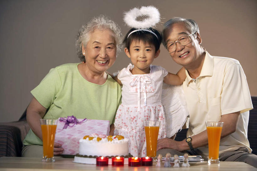 果汁,老年人,头发,三个人,家庭,丈夫,妻子,祖父母,祖母,祖父,站,坐,微笑,横图,俯视,室内,正面,裙子,幸福,纯洁,沙发,桌子,蜡烛,礼物,玻璃,北京,中国,亚洲,天使,裤子,眼镜,T恤,生日蛋糕,可爱,童年,童趣,凝视,摄影,生长,专心,起居室,简单,愉悦,关爱,清新,播放,出示,护理人员,童真,烂漫,无邪,糖衣,异性恋,无忧无虑,天真,老年男性,老年女性,男人,男性,女孩,女人,女性,中国人,孙女,高角度拍摄,爱,欢乐