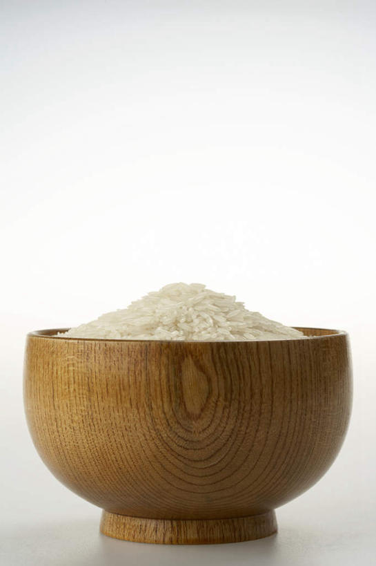 竖图,留白,白色背景,农作物,堆叠,木制,白米,谷物,生食,食品,米,饮食,一个,白色,容器,碗,摄影,单个,简单,健康食物,钉书钉,彩图,影棚拍摄