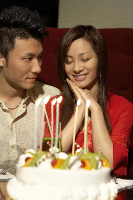 东方人,成年人,两个人,夫妻,坐,握手,笑,微笑,露齿笑,竖图,室内,特写,正面,爱情,生日,快乐,友谊,幸福,桌子,火,蜡烛,北京,亚洲,连接,庆祝,瓷器,食品,饮品,浪漫,燃烧,饮食,食物,饮料,生日蛋糕,恩爱,许愿,恋人,摄影,希望,享乐,可口,东亚,适口,异性恋,男人,男性,年轻男性,年轻女性,女人,女性,亚洲人,中国人,年轻人,夫妇,情侣,闭着眼睛,搀手,拉手,手拉手,手握手,半身,彩图,爱,欢乐,餐馆,伴侣,蛋糕,挨着