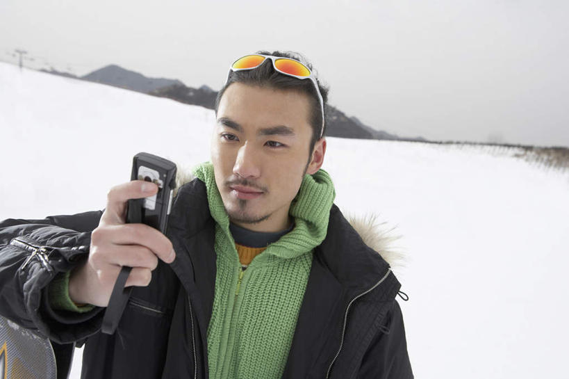 东方人,成年人,一个人,微笑,横图,室外,白天,留白,正面,毛衣,旅游,度假,游戏,快乐,通讯,幸福,信心,技术,美景,山,雪,汽车,手机,北京,中国,亚洲,行人,游客,游人,准备,地平线,景观,冬天,联系,拿着,娱乐,路人,旅客,车,白色,自然,太阳镜,交通工具,享受,休闲,滑雪场,概念,景色,放松,活力,冷,摄影,雪橇,环境,享乐,焦点,愉悦,自然风光,载具,发短信,雪橇车,田径运动,滑雪服,东亚,冬季运动,无线电技术,技能,滑雪运动,过客,无忧无虑,男人,男性,年轻男性,亚洲人,中国人,年轻人,小胡子,休闲活动,半身,彩图,旅行,欢乐,冬衣