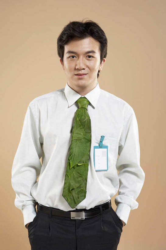 一个人,商务人士,商务男性,竖图,室内,正面,衬衫,商务,叶子,仅一个男性,仅一个人,套装,仅一个年轻男性,绿色,自然,米色,摄影,环境,创造力,商务装,工薪阶层,环境保护,男人,男性,年轻男性,中国人,年轻人,白领,上班族,半身,彩图,影棚拍摄,衬衣