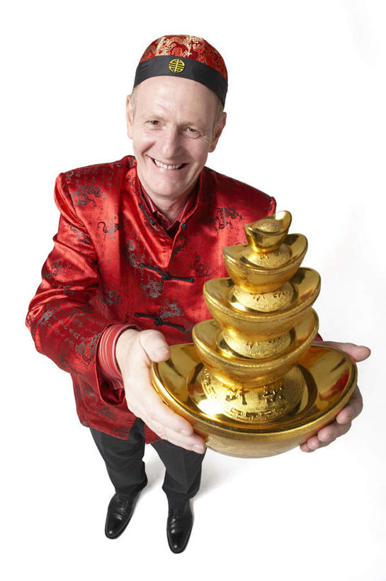 成年人,中年人,一个人,站,笑,微笑,露齿笑,竖图,白色背景,快乐,兴奋,幸福,赚钱,成功,人民币,礼物,北京,中国,春节,亚洲,仅一个男性,旗袍,庆祝,装饰,祝福,传统,黄金,刺激,财富,摄影,影棚,发送,享乐,中国文化,摄影棚,祝贺,华贵,肖像,东亚,繁荣,元旦,影棚拍摄,传统服装,拍摄,给予,传统文化,白色人种,传统节日