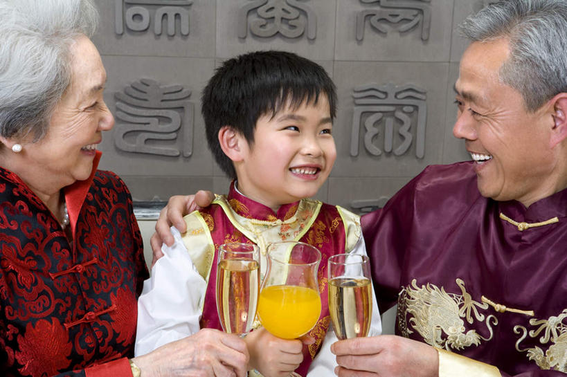 东方人,儿童,成年人,中年人,老年人,三个人,家庭,夫妻,祖父母,祖母,祖父,坐,笑,微笑,露齿笑,横图,室内,正面,爱情,吃饭,聚会,生日,纯洁,北京,中国,春节,亚洲,一排,连接,整齐,并排,浪漫,拿着,饮食,排列,小孩,香槟,温暖,温馨,一家人,汉字,恩爱,可爱,童年,童趣,搭,举杯,恋人,摄影,和睦,成就,搭着,队列,中国文化,桔子汁,童真,东亚,烂漫,无邪,元旦,异性恋,天真,老年男性,老年女性,男孩,男人,男性,女人,女性,亚洲人,中国人,孩子,年轻人,夫妇,情侣,全家福,孙子,玻璃杯,彩图,传统服装,餐馆,伴侣,融洽,传统文化,传统节日