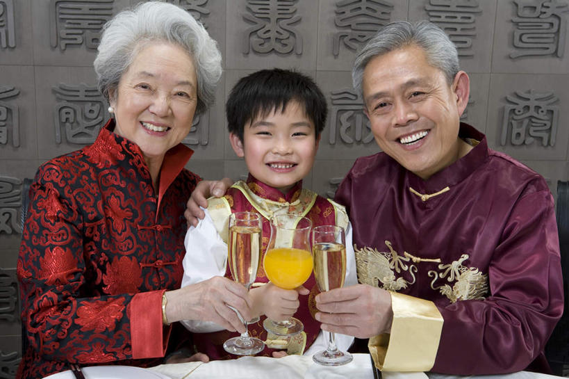东方人,儿童,成年人,中年人,老年人,三个人,家庭,夫妻,祖父母,祖母,祖父,坐,笑,微笑,露齿笑,横图,室内,正面,爱情,吃饭,聚会,生日,纯洁,北京,中国,春节,亚洲,一排,连接,旗袍,整齐,并排,浪漫,拿着,饮食,排列,小孩,香槟,温暖,温馨,一家人,汉字,恩爱,可爱,童年,童趣,搭,举杯,恋人,摄影,和睦,成就,搭着,队列,中国文化,桔子汁,肖像,童真,东亚,烂漫,无邪,元旦,异性恋,天真,老年男性,老年女性,男孩,男人,男性,女人,女性,亚洲人,中国人,孩子,年轻人,夫妇,情侣,全家福,孙子,玻璃杯,彩图,传统服装,餐馆,伴侣,融洽,传统文化,传统节日