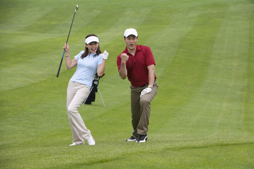 东方人,成年人,中年人,老年人,两个人,丈夫,妻子,运动员,站,笑,微笑,室外,白天,正面,运动服,度假,快乐,满意,兴奋,幸福,成功,运动,团队,信心,北京,中国,亚洲,表演,挥杆,并排,训练,高尔夫球场,刺激,草,绿色,手势,休闲,放松,乐趣,击打,财富,生活方式,动作,准确,高尔夫球杆,享乐,成就,华贵,东亚,高尔夫球包,技能,异性恋,体育活动,高尔夫球运动,老年男性,男人,男性,女人,女性,中年女性,亚洲人,中国人,拳头,休闲活动,彩图,打手势