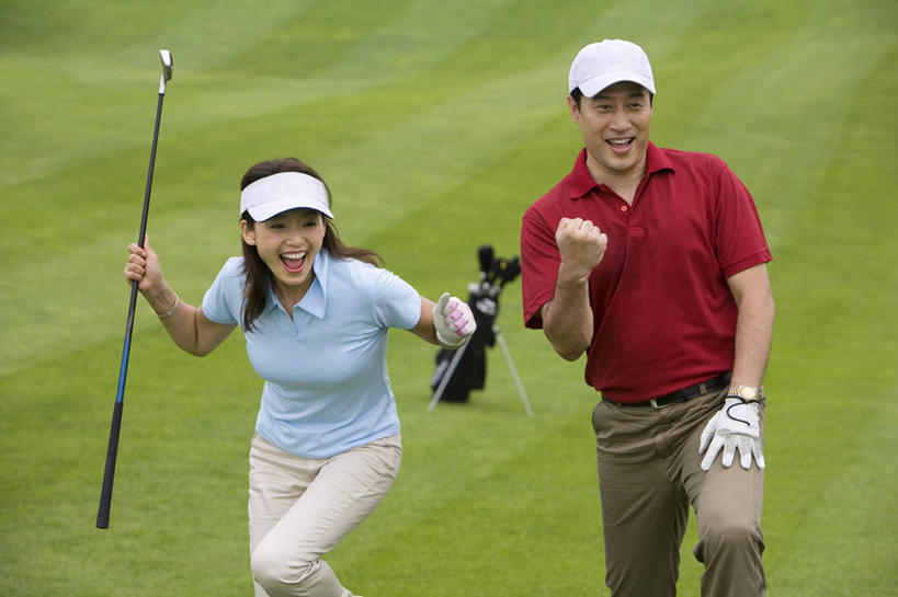 东方人,成年人,中年人,老年人,两个人,丈夫,妻子,运动员,站,笑,微笑,室外,白天,正面,运动服,度假,快乐,满意,兴奋,幸福,成功,运动,团队,信心,北京,中国,亚洲,表演,挥杆,并排,训练,高尔夫球场,刺激,草,绿色,手势,休闲,放松,乐趣,击打,财富,生活方式,动作,准确,高尔夫球杆,享乐,成就,华贵,东亚,高尔夫球包,技能,异性恋,体育活动,高尔夫球运动,老年男性,男人,男性,女人,女性,中年女性,亚洲人,中国人,拳头,休闲活动,彩图,打手势