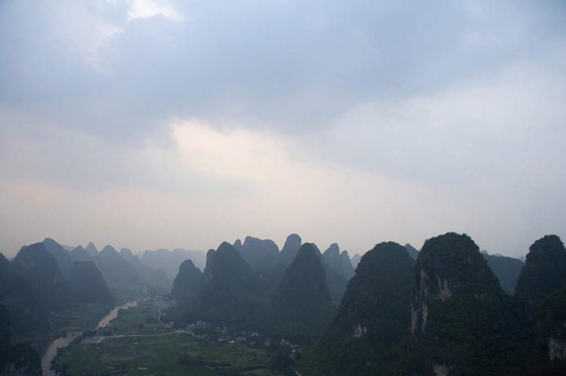 无人,横图,俯视,室外,白天,旅游,度假,美景,山,山脉,雾,桂林,中国,亚洲,地形,景观,云,喀斯特,娱乐,蓝色,风景,自然,地标建筑,享受,休闲,景色,放松,摄影,宁静,中国文化,自然风光,东亚,东亚文化,广西壮族自治区,自然地理,岩石,彩图,高角度拍摄,桂林山水