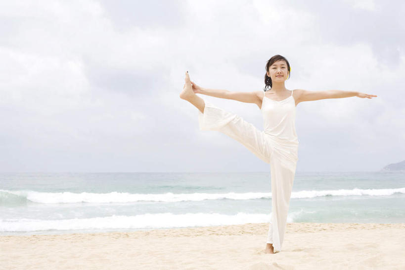 东方人,一个人,笑,微笑,露齿笑,横图,室外,白天,留白,正面,锻炼,旅游,度假,瑜伽,快乐,运动,海洋,美景,水,三亚,中国,亚洲,仅一个年轻女性,仅一个女性,仅一个人,伸展,沙子,景观,休闲装,娱乐,白色,天空,自然,夏天,享受,休闲,赤脚,景色,安静,放松,活力,平衡,养生,瑜珈,宁静,协调,动作,专心,优美,热带气候,自然风光,弹性,东亚,海南岛,灵性,体育,年轻女性,女人,女性,亚洲人,中国人,年轻人,海滩,休闲活动,张开手臂,健身,旅行,舞王式
